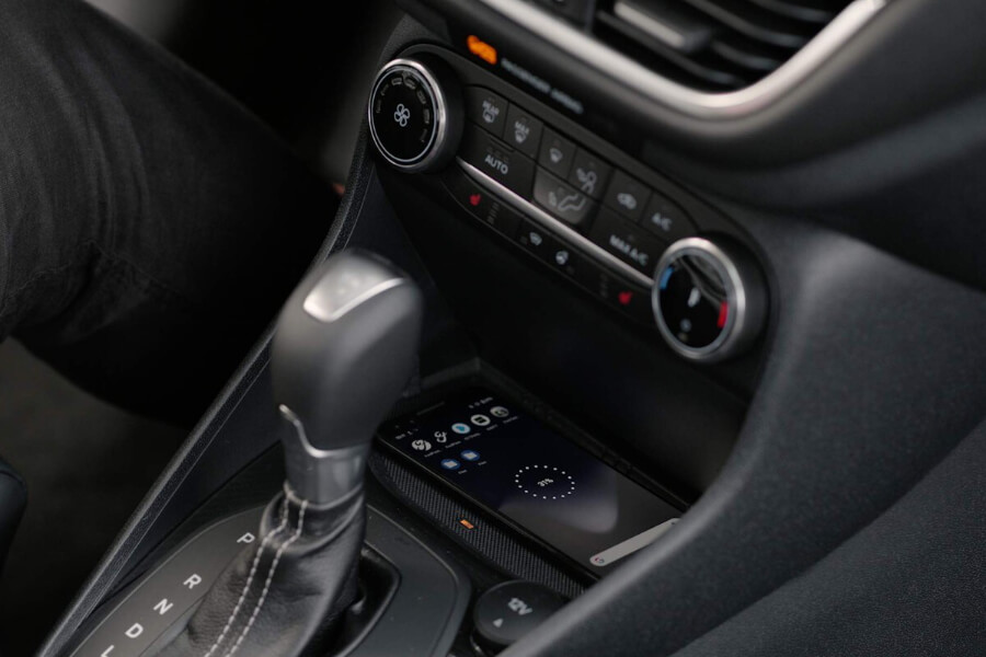Ford Fiesta. Innenraum-Detailansicht mit Blick auf den Schaltknauf und Mittelkonsole zum kabellosen Laden.